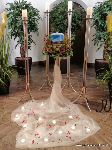 Friedhof Aussegnungshalle Lindau Aeschach Trauerfeier Beerdigung Verabschiedung Vorarlberg Musik Kirche Trauersängerin Sängerin mit Gitarre www.trauer-musik.at www.gesangundgitarre.at Gesang Gitarre Yvonne Brugger Trauersängerin Kirchensängerin