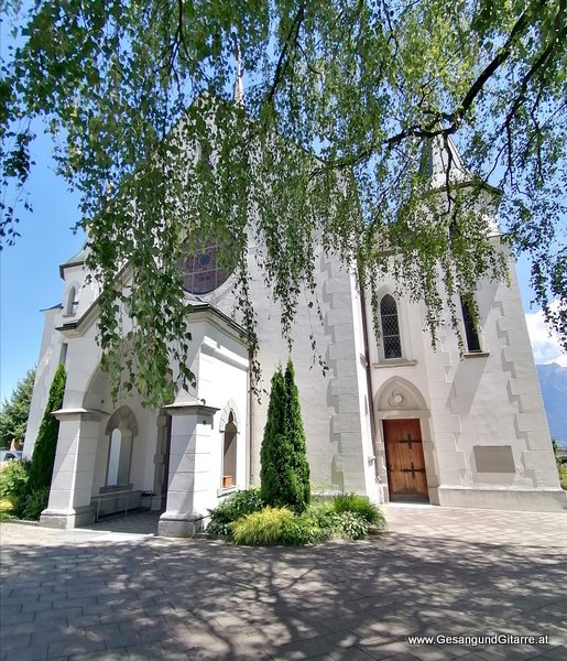 Trauerfeier Beerdigung Verabschiedung Grabs Schweiz Ostschweiz Musik Kirche Trauersängerin Sängerin mit Gitarre 