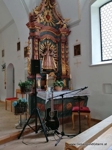 Taufe Sängerin mit Gitarre Musik Taufsängerin Tauffeier Vorarlberg