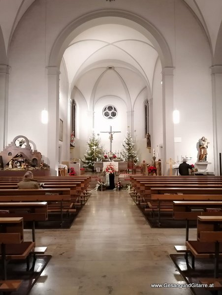 Trauersängerin Sängerin Gitarre Musikerin Trauerfeier Verabschiedung Beerdigung Begräbnis Erlöserkirche Kirche Sulz