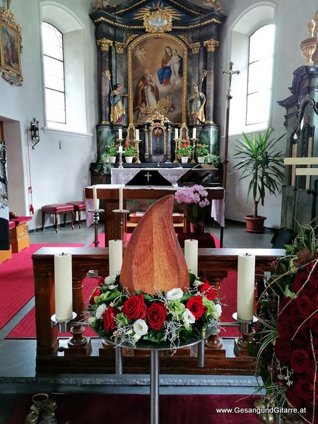 Kirche Gortipohl St. Gallenkirch Montafon Trauersängerin Trauerfeier Beerdigung Verabschiedung Vorarlberg Musik Kirche Trauersängerin Sängerin mit Gitarre www.gesangundgitarre.at Gesang Gitarre Yvonne Brugger