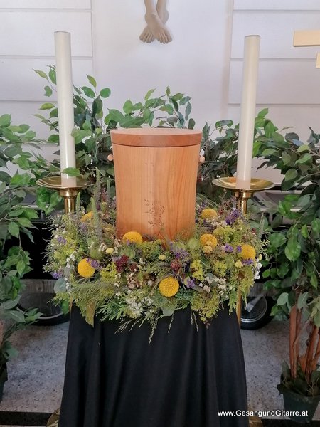 Kirche Friedhof Lingenau Vorarlberg Trauerfeier Beerdigung Verabschiedung Musik Kirche Solomusikerin Sängerin mit Gitarre www.trauer-musik.at www.gesangundgitarre.at Gesang Gitarre Yvonne Brugger Trauersängerin Kirchensängerin Kirche Trauerfeier Beerdigung Verabschiedung Vorarlberg Musik Kirche Sängerin mit Gitarre www.trauer-musik.at www.gesangundgitarre.at Gesang Gitarre Yvonne Brugger Trauersängerin Kirchensängerin