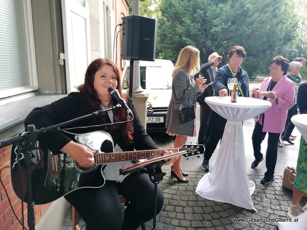 Lindau Bayern Toskanapark Bodensee Bodenseekreis Allgäu Trauung Musik Solomusikerin Sängerin Hochzeitssängerin Hochzeit Trauung Vorarlberg Kirche www.gesangundgitarre.at Gesang Gitarre Yvonne Brugger