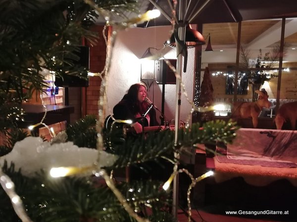 Sängerin Lech am Arlberg Hotel Dinner Musik Emfpang Sektempfang Apero Agape Veranstaltung Geburtstagsfeier Alleineunterhalter Live Musik musikalische Umrahmung Feier Musik Musikerin Vorarlberg Bodensee Bodenseeregion Yvonne Brugger www.Gesangundgitarre.at