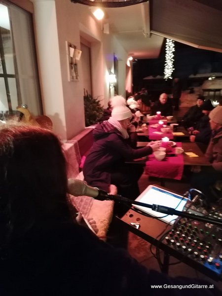 Sängerin Lech am Arlberg Hotel Dinner Musik Emfpang Sektempfang Apero Agape Veranstaltung Geburtstagsfeier Alleineunterhalter Live Musik musikalische Umrahmung Feier Musik Musikerin Vorarlberg Bodensee Bodenseeregion Yvonne Brugger www.Gesangundgitarre.at
