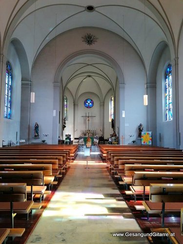 Musik Trauersängerin Sängerin mit Gitarre Vorarlberg Kirche Sulz Beerdigung Beisetzung Trauerfeier