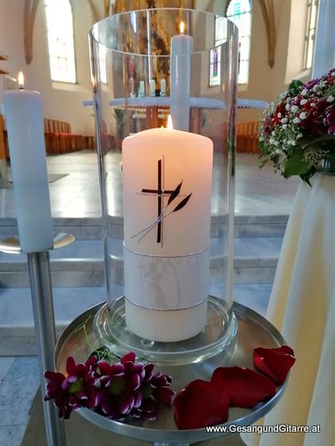 Musik Trauersängerin Sängerin mit Gitarre Vorarlberg Kirche Nenzing Beerdigung Beisetzung Trauerfeier