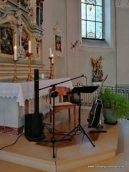Musik Trauersängerin Sängerin mit Gitarre Vorarlberg Kirche Höchst Beerdigung Beisetzung Trauerfeier Verabschiedung