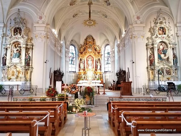 Musik Trauersängerin Sängerin mit Gitarre Vorarlberg Kirche Höchst Beerdigung Beisetzung Trauerfeier Verabschiedung