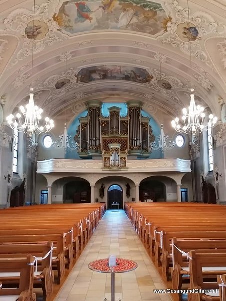 Musik Trauersängerin Sängerin mit Gitarre Vorarlberg Kirche Höchst Beerdigung Beisetzung Trauerfeier Verabschiedung