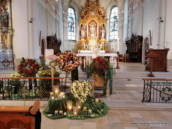 Musik Trauersängerin Sängerin mit Gitarre Vorarlberg Kirche Höchst Beerdigung Beisetzung Trauerfeier Verabschiedung