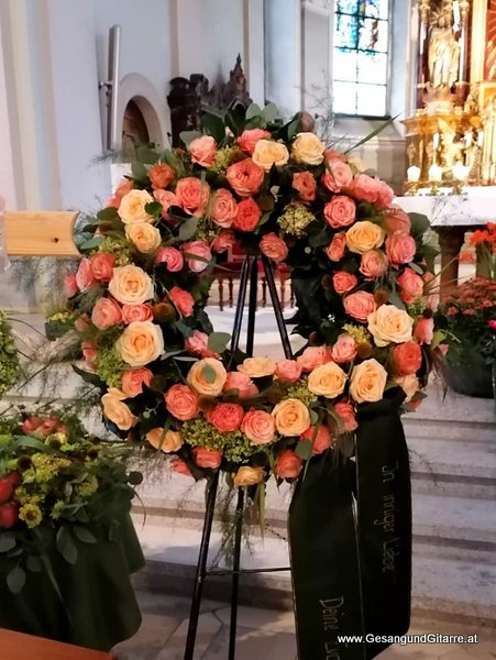 Musik Trauersängerin Sängerin mit Gitarre Vorarlberg Kirche Höchst Beerdigung Beisetzung Trauerfeier Verabschiedung