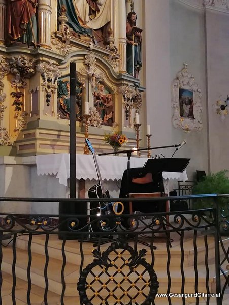 Musik Trauersängerin Sängerin mit Gitarre Vorarlberg Kirche Höchst Beerdigung Beisetzung Trauerfeier Verabschiedung