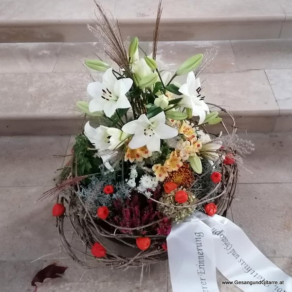 Musik Trauerfeier Kirche Trauersängerin Sängerin mit Gitarre Vorarlberg Kirche Hohenems Beerdigung Auferstehungsgottesdienst Begräbnis