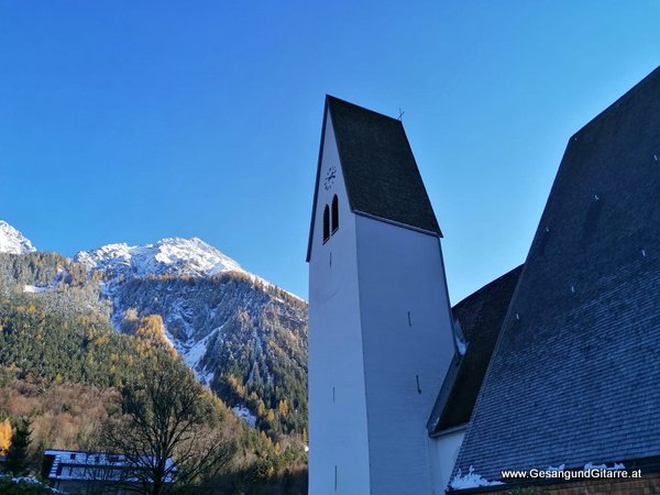 Sängerin mit Gitarre Taufe Musik Taufmusik Bodensee Musikerin Gitarre Gesang Kirche Taufsängerin Brand Brandnertal Vorarlberg