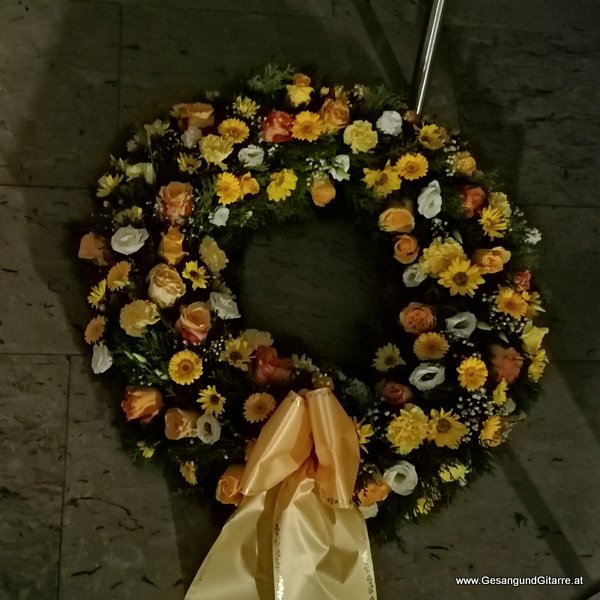 Trauersängerin Sängerin Gitarre Musikerin Trauerfeier Verabschiedung Beerdigung Begräbnis Erlöserkirche Kirche Sulz