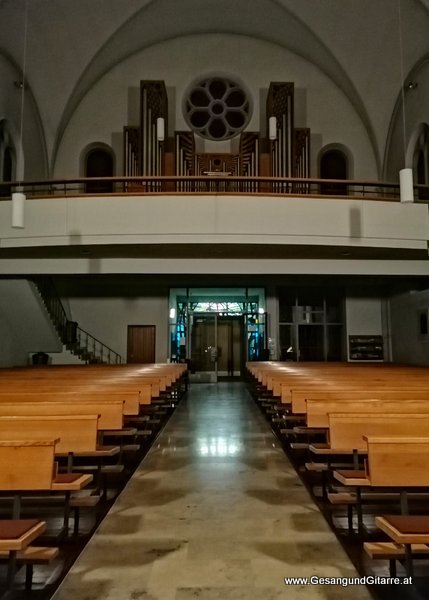 Trauersängerin Sängerin Gitarre Musikerin Trauerfeier Verabschiedung Beerdigung Begräbnis Erlöserkirche Kirche Sulz