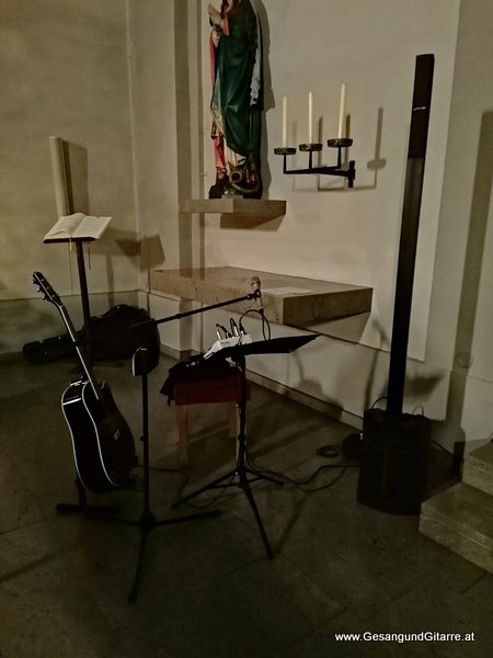 Trauersängerin Sängerin Gitarre Musikerin Trauerfeier Verabschiedung Beerdigung Begräbnis Erlöserkirche Kirche Sulz