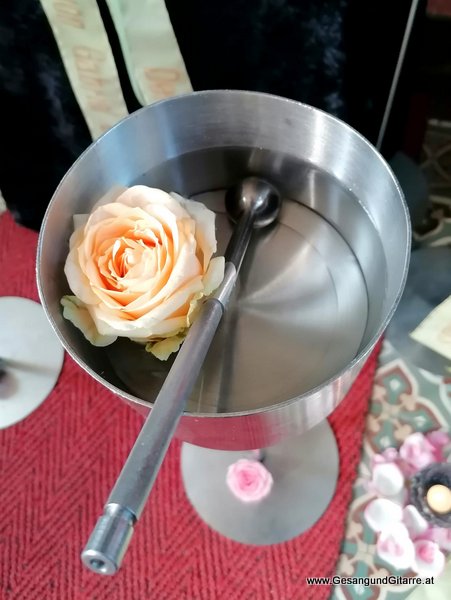 Trauerfeier Beerdigung Verabschiedung Totenwache Rosenkranzbeten Langen Bregenz Musik Kirche Trauersängerin Sängerin mit Gitarre 