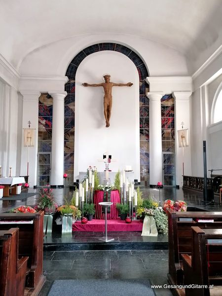 Kirche St. Nikolaus Wolfurt Trauerfeier Beerdigung Verabschiedung Vorarlberg Musik Kirche Trauersängerin Sängerin mit Gitarre www.trauer-musik.at www.gesangundgitarre.at Gesang Gitarre Yvonne Brugger Trauersängerin Kirchensängerin