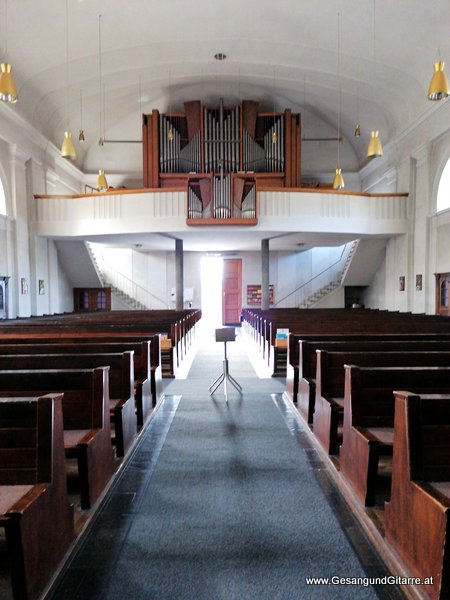 Kirche St. Nikolaus Wolfurt Trauerfeier Beerdigung Verabschiedung Vorarlberg Musik Kirche Trauersängerin Sängerin mit Gitarre www.trauer-musik.at www.gesangundgitarre.at Gesang Gitarre Yvonne Brugger Trauersängerin Kirchensängerin