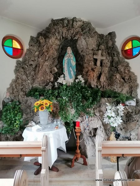Höchst Kapelle Kirche Taufsängerin Sängerin mit Gitarre Taufe Musik Taufmusik Bodensee Musikerin Gitarre Gesang Kirche Taufsängerin Vorarlberg www.gesangundgitarre.at Gesang Gitarre Yvonne Brugger