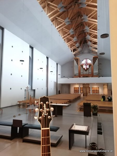 Lustenau Rheindorf St. Peter und Paul Kirche Taufsängerin Sängerin mit Gitarre Taufe Musik Taufmusik Bodensee Musikerin Gitarre Gesang Kirche Taufsängerin Vorarlberg www.gesangundgitarre.at Gesang Gitarre Yvonne Brugger