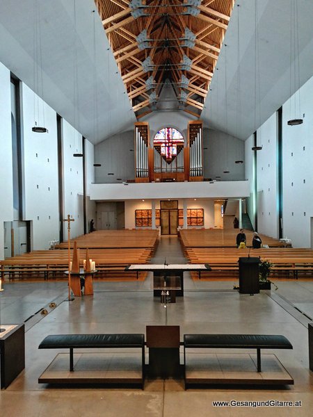 Lustenau Rheindorf St. Peter und Paul Kirche Taufsängerin Sängerin mit Gitarre Taufe Musik Taufmusik Bodensee Musikerin Gitarre Gesang Kirche Taufsängerin Vorarlberg www.gesangundgitarre.at Gesang Gitarre Yvonne Brugger