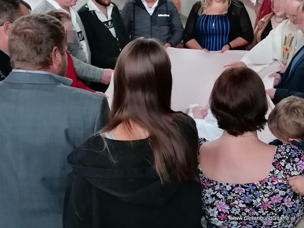 Langen bei Bregenz Kirche Taufsängerin Sängerin mit Gitarre Taufe Musik Taufmusik Bodensee Musikerin Gitarre Gesang Kirche Taufsängerin Vorarlberg www.gesangundgitarre.at Gesang Gitarre Yvonne Brugger