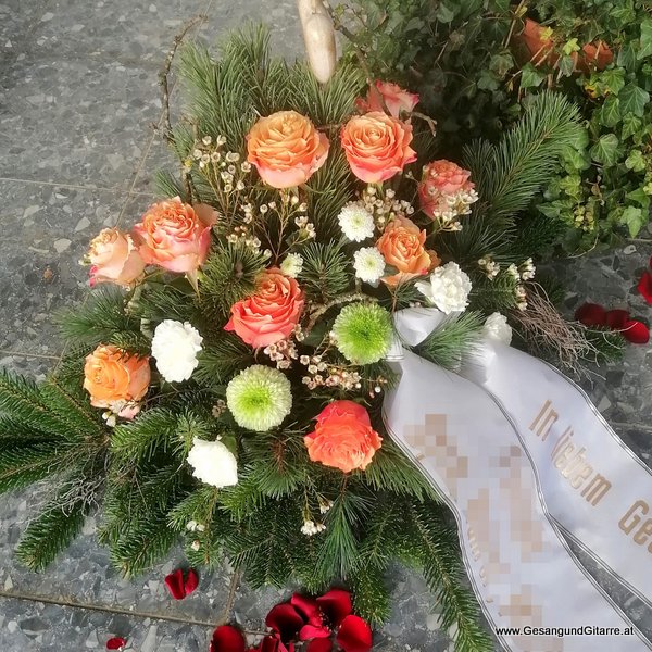 Friedhof Markdorf Allgäu Baden Württemberg Bodensee Trauerfeier Beerdigung Verabschiedung Vorarlberg Musik Kirche Trauersängerin Sängerin mit Gitarre www.trauer-musik.at www.gesangundgitarre.at Gesang Gitarre Yvonne Brugger Trauersängerin Kirchensängerin