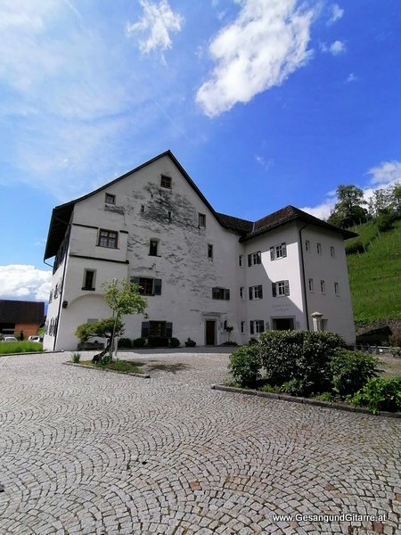 Standesamt Schlössle Röthis Musik Solomusikerin Sängerin Hochzeitssängerin Hochzeit Trauung Vorarlberg Kirche www.gesangundgitarre.at Gesang Gitarre Yvonne Brugger