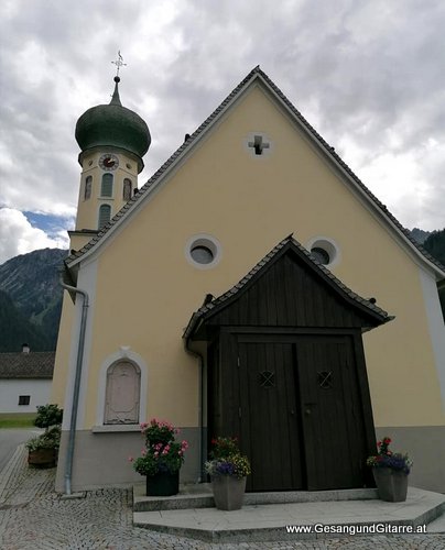 Taufe Sängerin mit Gitarre Musik Taufsängerin Tauffeier Vorarlberg
