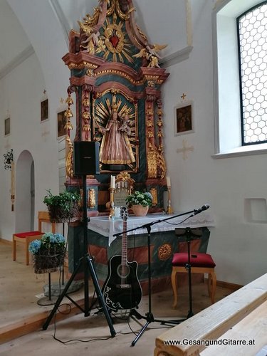 Taufe Sängerin mit Gitarre Musik Taufsängerin Tauffeier Vorarlberg