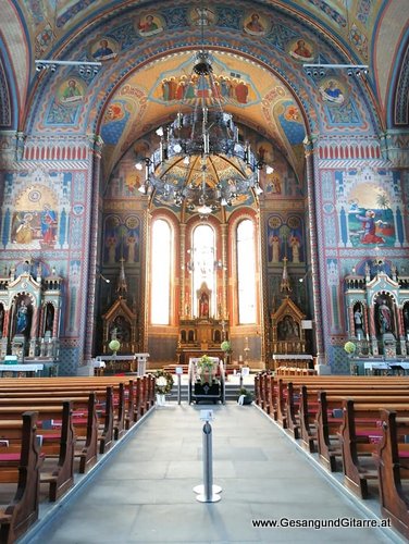 Musik Trauersängerin Sängerin mit Gitarre Vorarlberg Kirche Dornbirn Beerdigung Beisetzung Trauerfeier