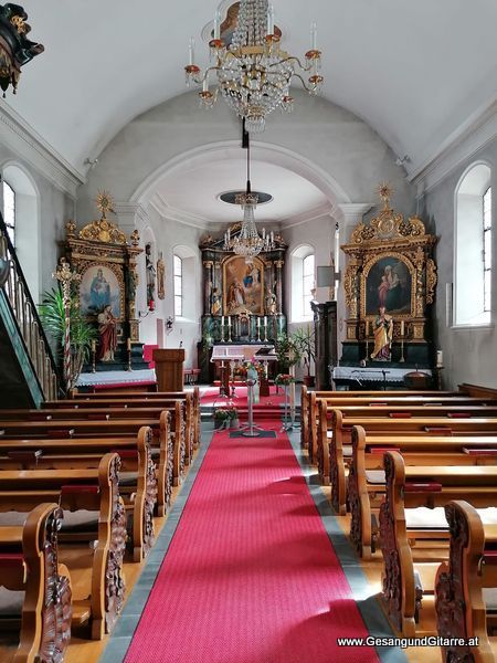 Musik Trauerfeier Kirche Trauersängerin Sängerin mit Gitarre Vorarlberg Kirche Gortipohl Montafon Beerdigung Auferstehungsgottesdienst Begräbnis