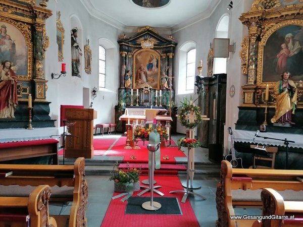 Musik Trauerfeier Kirche Trauersängerin Sängerin mit Gitarre Vorarlberg Kirche Gortipohl Montafon Beerdigung Auferstehungsgottesdienst Begräbnis