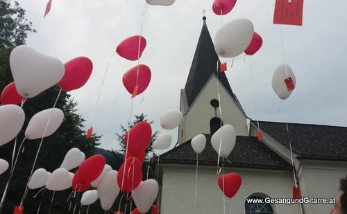 Sängerin Yvonne Brugger mit Gitarre Musik in Vorarlberg Trauung Heirat Hochzeit